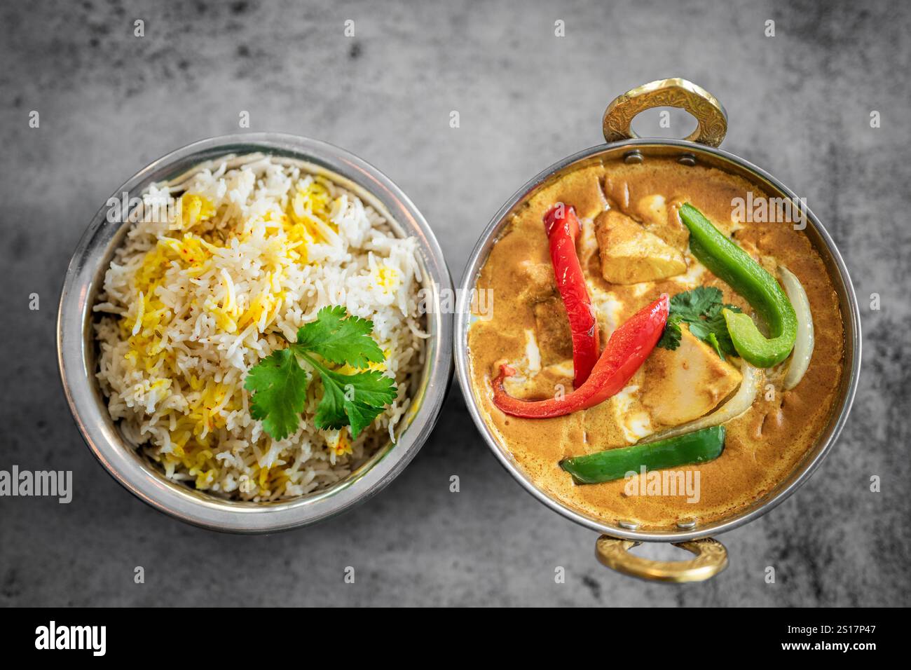 Cuisine indienne Thali combine un repas de style indien avec du poulet, de la viande, du roti, du riz et de la salade. Combinaisons alimentaires indiennes. Copyspace Banque D'Images