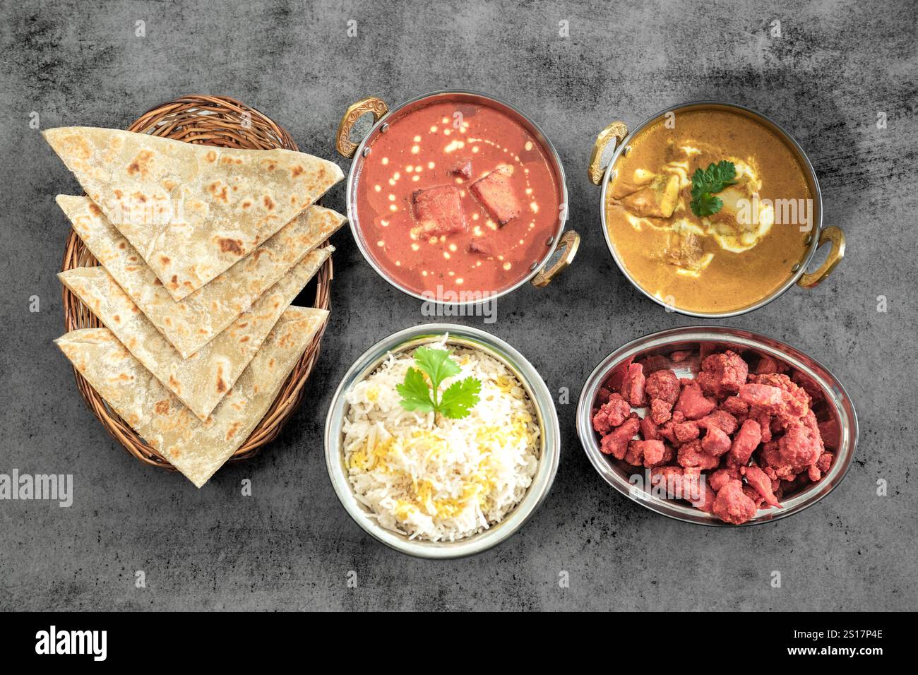 Cuisine indienne Thali combine un repas de style indien avec du poulet, de la viande, du roti, du riz et de la salade. Combinaisons alimentaires indiennes. Copyspace Banque D'Images