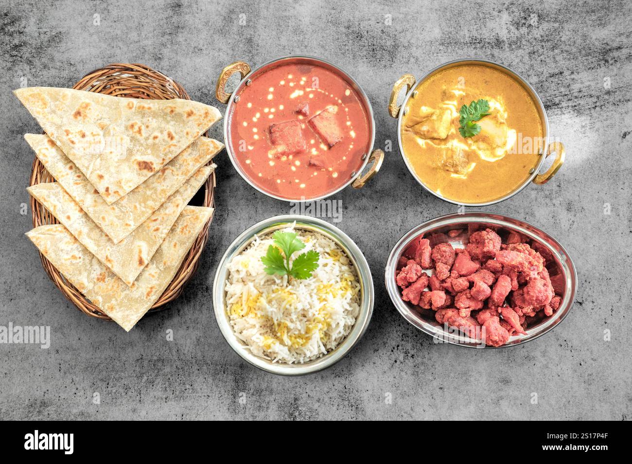 Cuisine indienne Thali combine un repas de style indien avec du poulet, de la viande, du roti, du riz et de la salade. Combinaisons alimentaires indiennes. Copyspace Banque D'Images