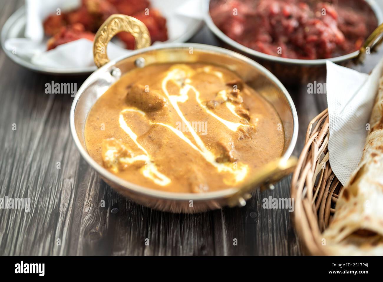 Cuisine indienne Thali combine un repas de style indien avec du poulet, de la viande, du roti, du riz et de la salade. Combinaisons alimentaires indiennes. Copyspace Banque D'Images