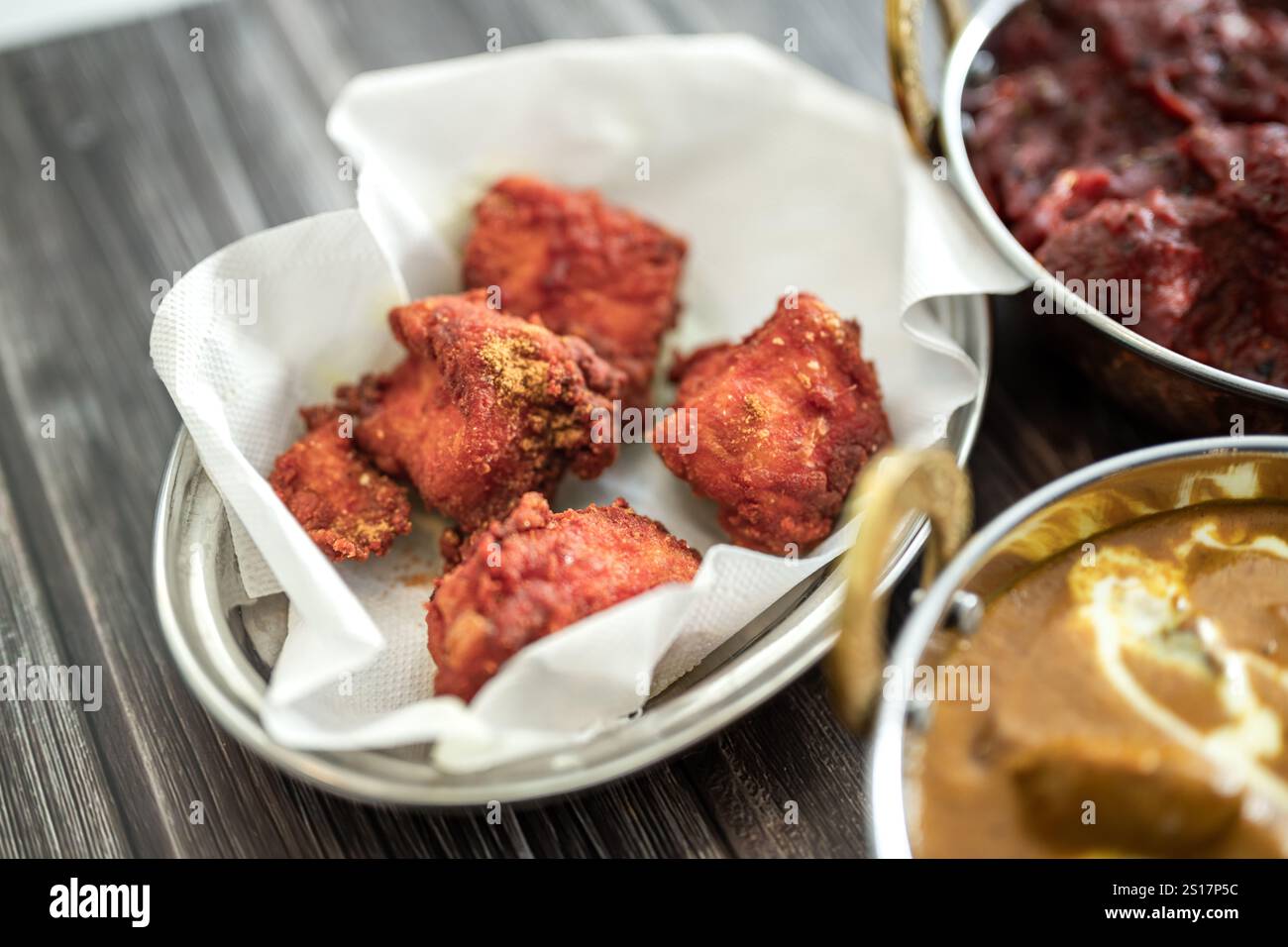 Cuisine indienne Thali combine un repas de style indien avec du poulet, de la viande, du roti, du riz et de la salade. Combinaisons alimentaires indiennes. Copyspace Banque D'Images