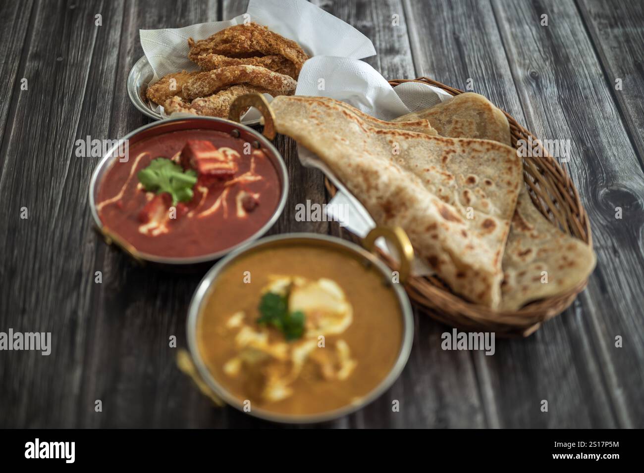 Cuisine indienne Thali combine un repas de style indien avec du poulet, de la viande, du roti, du riz et de la salade. Combinaisons alimentaires indiennes. Copyspace Banque D'Images