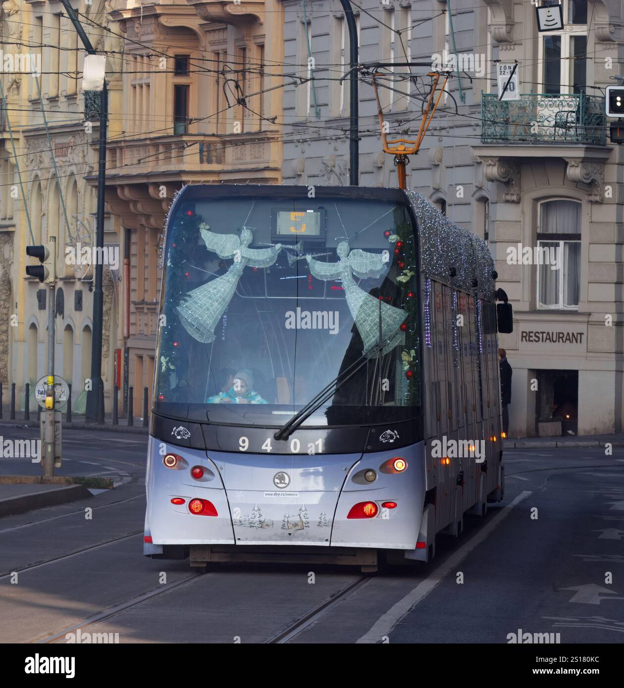 Noël 2024, une vue sur un no de tram. 5 avec des décorations de Noël passant par le centre de Prague le 28 décembre 2024 à Prague, République tchèque Banque D'Images