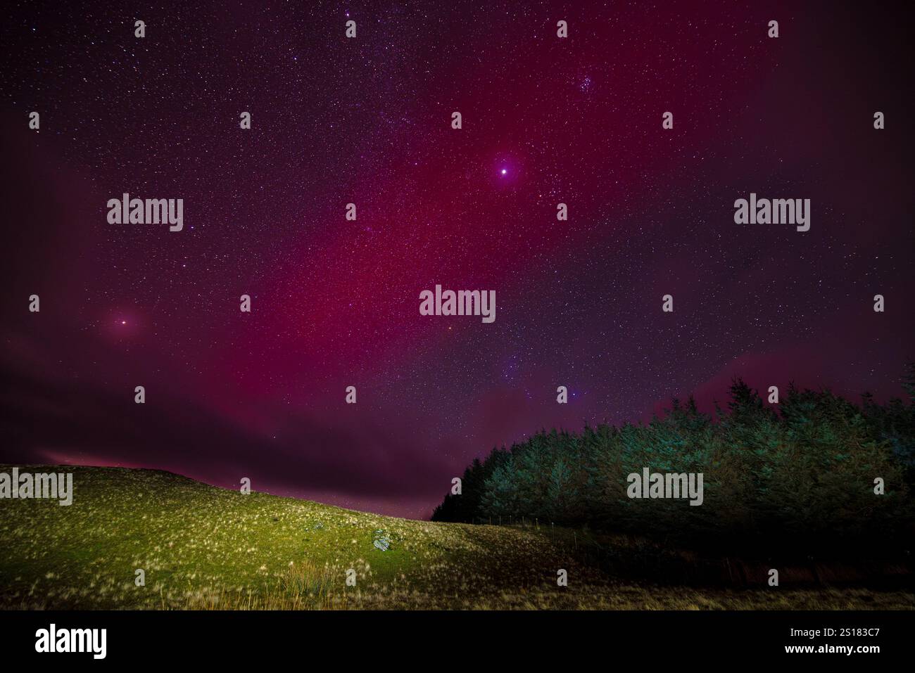 Les aurores boréales illuminent le ciel d'Aberystwyth Banque D'Images