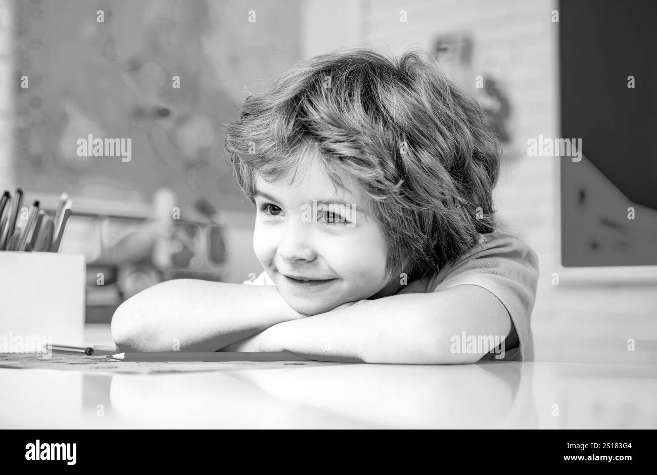 Les enfants de l'école sont heureux en cours. L'enfant se prépare à l'école. Joli élève avec drôle de visage de travail de scolarisation. Processus éducatif. Joli petit visage de pupille Banque D'Images