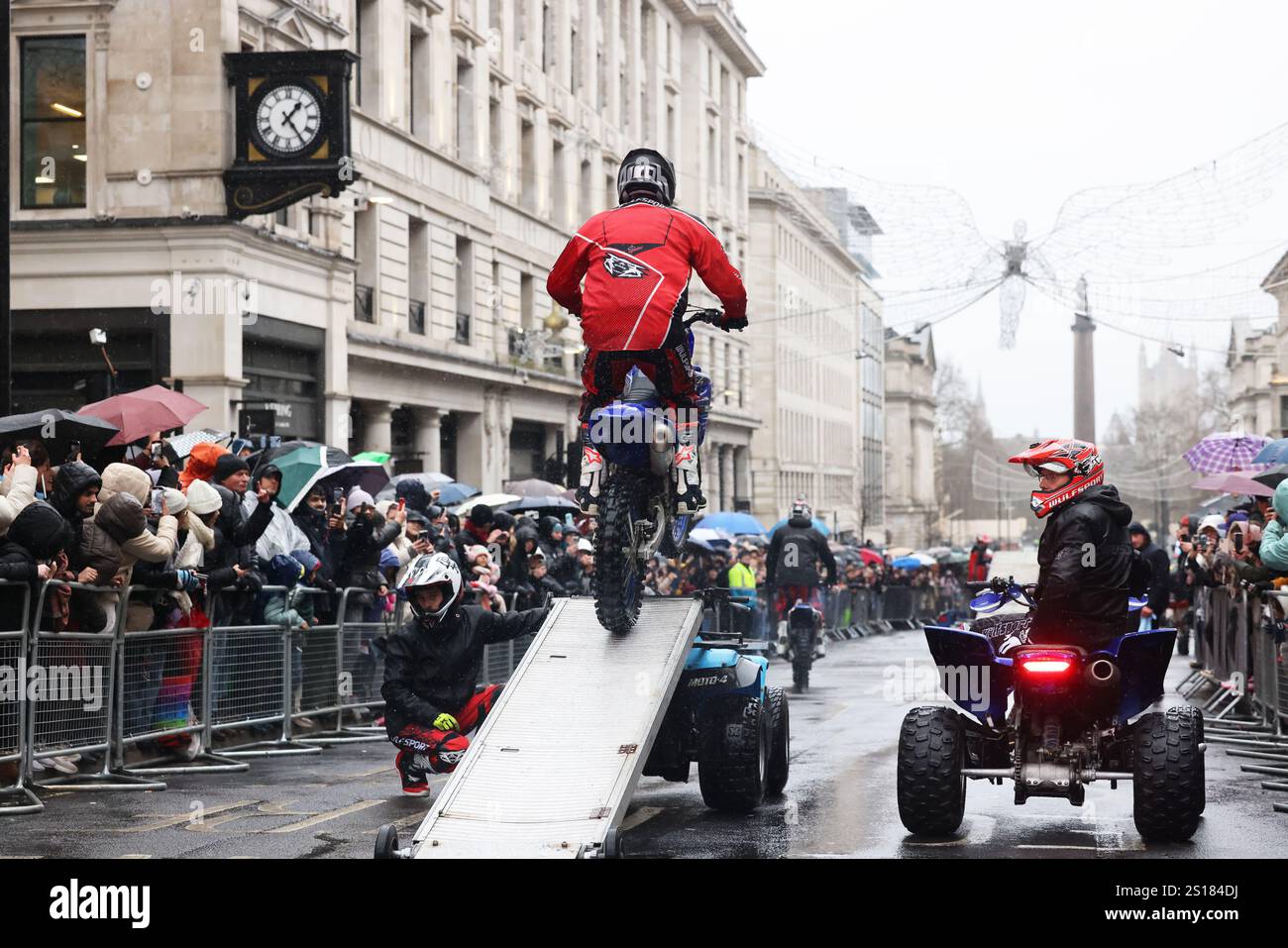 Londres, Royaume-Uni 1er janvier 2025.les fêtards ont bravé une pluie battante pour assister au défilé annuel du nouvel an à Londres, alors que plus de 10 000 artistes trempés du monde entier ont suivi un parcours de 2 km à travers le West End. Crédit : Monica Wells/Alamy Live News Banque D'Images