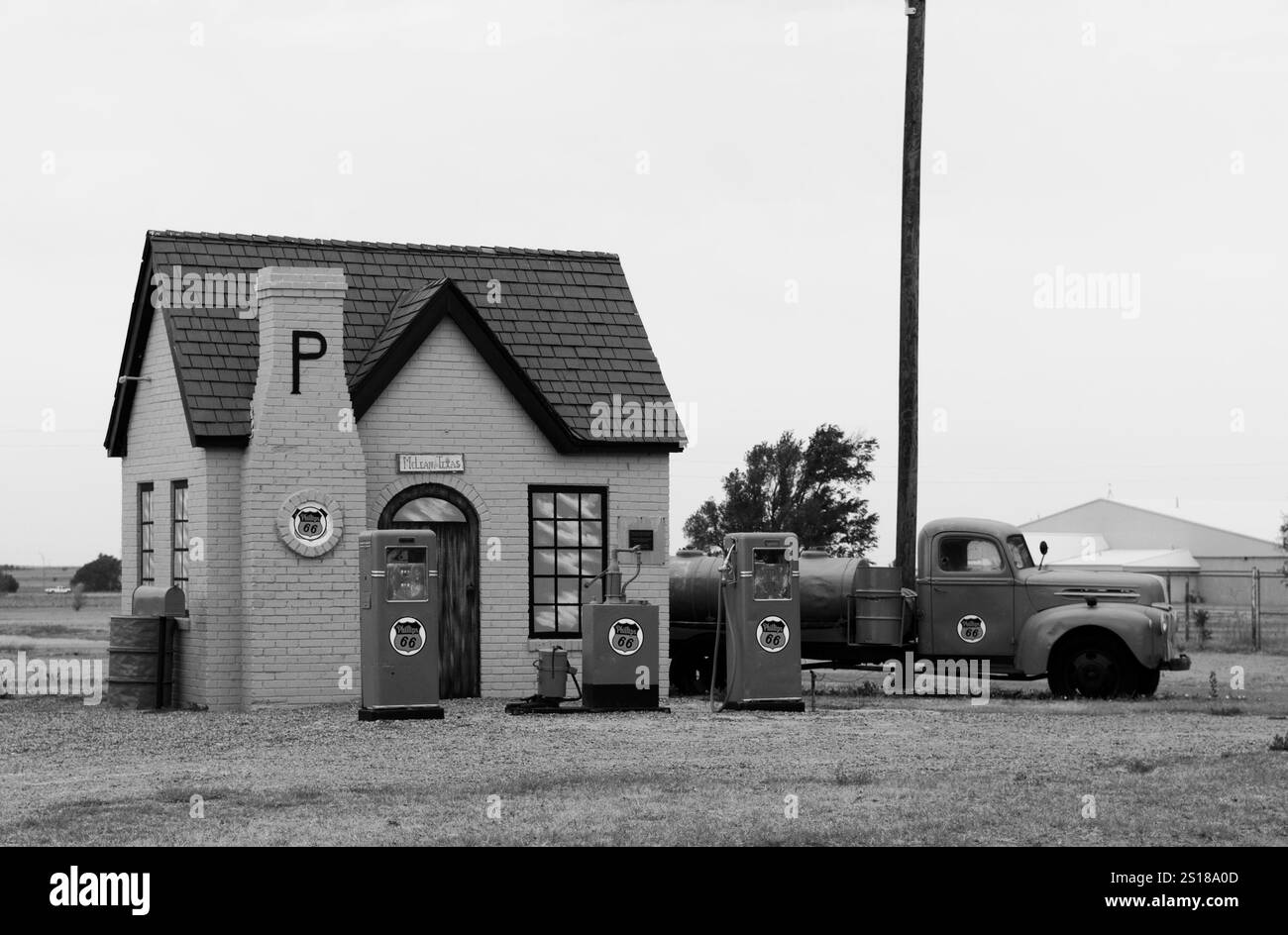 Charme rétro de la station-service Phillips 66 à McLean, Texas, le premier point de vente au détail en dehors de l'Oklahoma pour Phillips Petroleum. Banque D'Images
