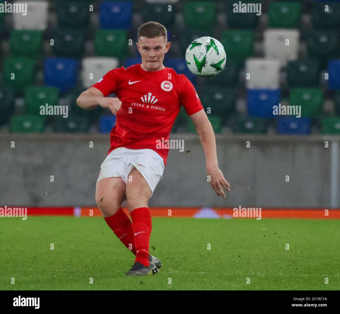 Windsor Park, Belfast, Irlande du Nord, Royaume-Uni. 18 juillet 2024. UEFA Europa Conference League (phase de Ligue – Journée 2) – Larne v Shamrock Rovers. Le footballeur Larne Levi Ives. Banque D'Images