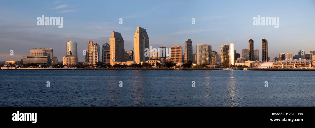 Vue panoramique sur les gratte-ciel du centre-ville de San Diego depuis Coronado Island en fin d'après-midi Banque D'Images