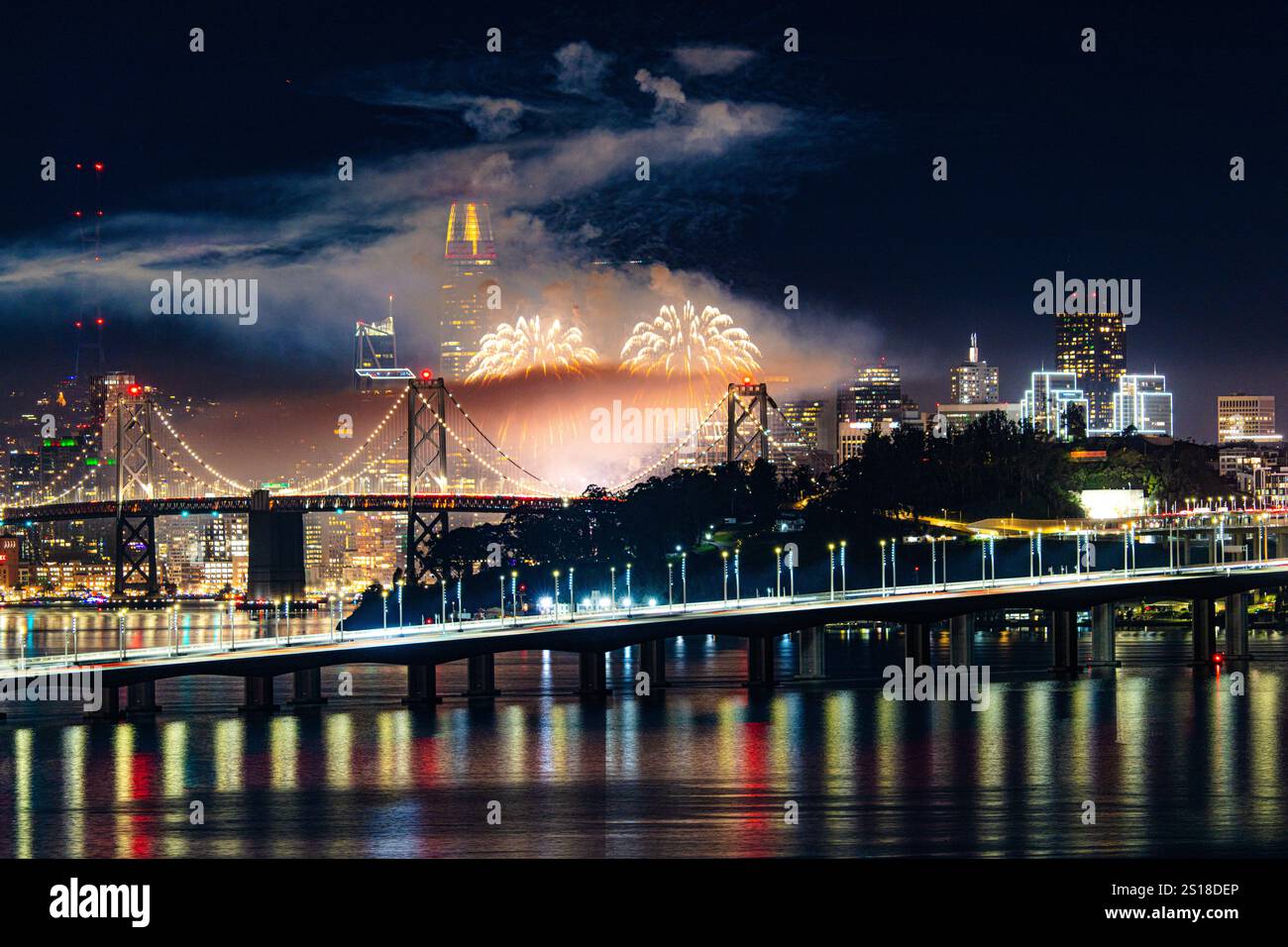 Feux d'artifice de San Francisco avec paysage urbain à l'arrière ; Bay Bridge et tout le paysage urbain de San Francisco en arrière-plan dans les nouvelles années Banque D'Images