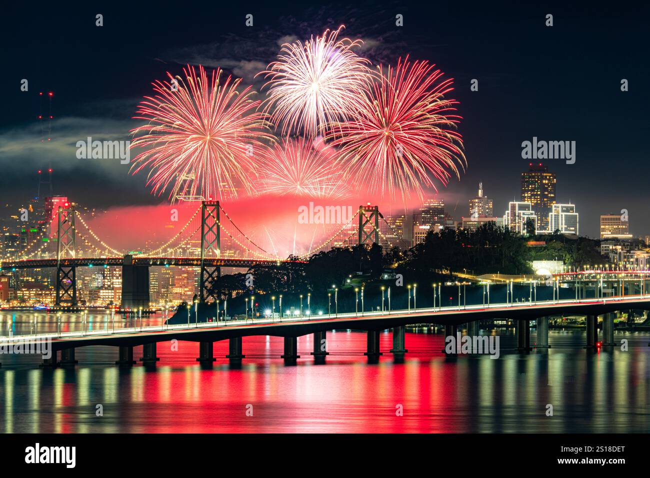 Feux d'artifice de San Francisco avec paysage urbain à l'arrière ; Bay Bridge et tout le paysage urbain de San Francisco en arrière-plan dans les nouvelles années Banque D'Images