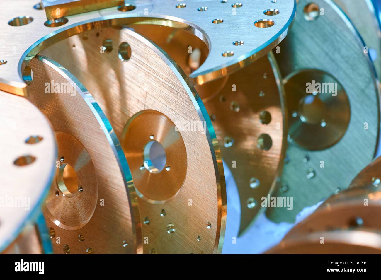 Les bases de mécanisme de montre complexes brillent sous les lumières d'usine mettant en valeur l'art du travail des métaux de précision Banque D'Images