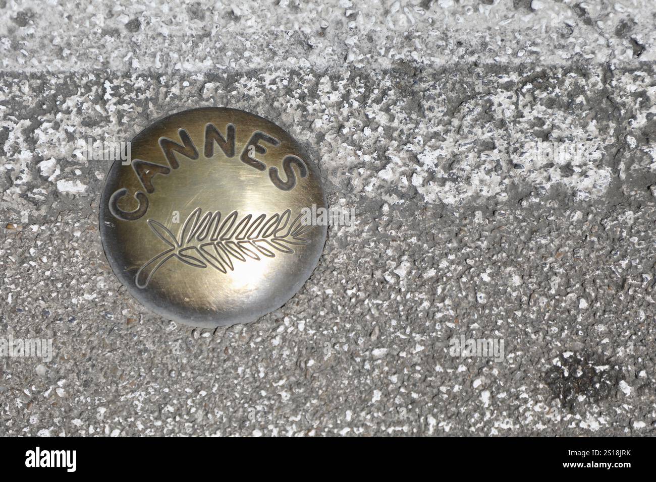 Une plaque honore la Palme d'Or du Festival de Cannes dans les rues de Cannes. Le Festival de Cannes 2022, 75ème édition a eu lieu du 17 au 28 mai 2022 à Cannes. Le président du jury était l'acteur français Vincent Lindon. Le film Triangle of Sadness de Ruben Östlund a remporté la Palme d'Or qui est le plus haut prix décerné par le festival. Banque D'Images