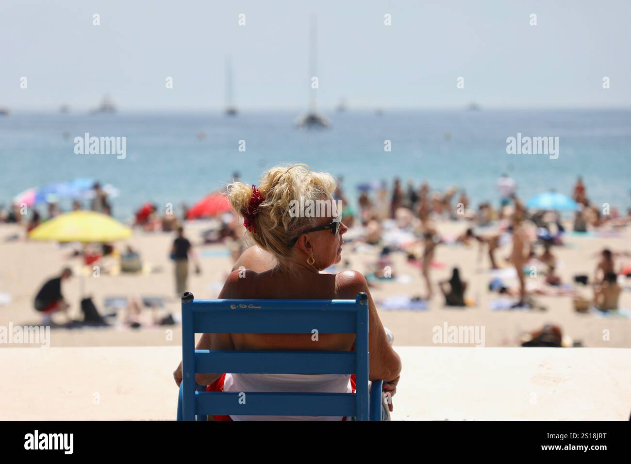 Une femme prend un bain de soleil sur la célèbre Promenade de la Croisette pendant le Festival de Cannes 2022. Le Festival de Cannes 2022, 75ème édition a eu lieu du 17 au 28 mai 2022 à Cannes. Le président du jury était l'acteur français Vincent Lindon. Le film Triangle of Sadness de Ruben Östlund a remporté la Palme d'Or qui est le plus haut prix décerné par le festival. Banque D'Images