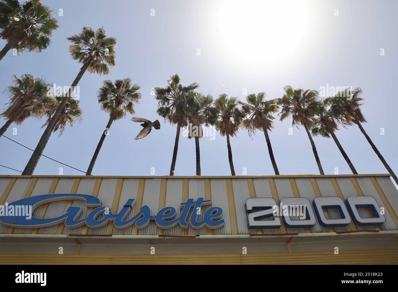 Cannes, Alpes-Maritimes, France. 27 mai 2022. Les palmiers et la façade du carrousel ''Croisette 2000'' nommé d'après la célèbre Promenade de la Croisette à Cannes. Le Festival de Cannes 2022, 75ème édition a eu lieu du 17 au 28 mai 2022 à Cannes. Le président du jury était l'acteur français Vincent Lindon. Le film Triangle of Sadness de Ruben Ã-stlund a remporté la Palme d'Or qui est le plus haut prix décerné par le festival. (Crédit image : © Apolline Guillerot-Malick/SOPA images via ZUMA Press Wire) USAGE ÉDITORIAL SEULEMENT! Non destiné à UN USAGE commercial ! Banque D'Images