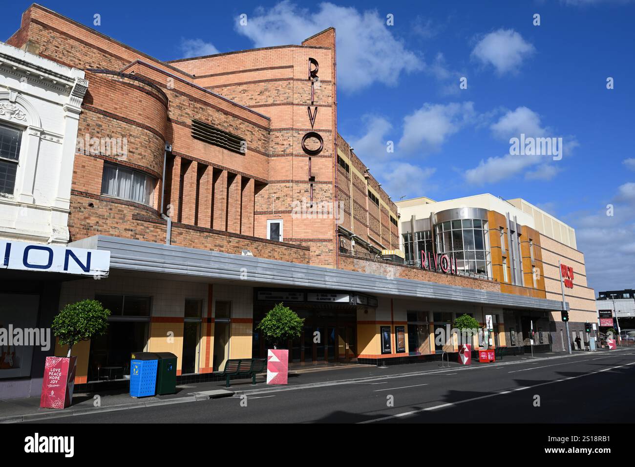 Extérieur du bâtiment Rivoli Cinemas classé au patrimoine art déco, vu de l'autre côté de Camberwell Rd pendant une journée ensoleillée Banque D'Images