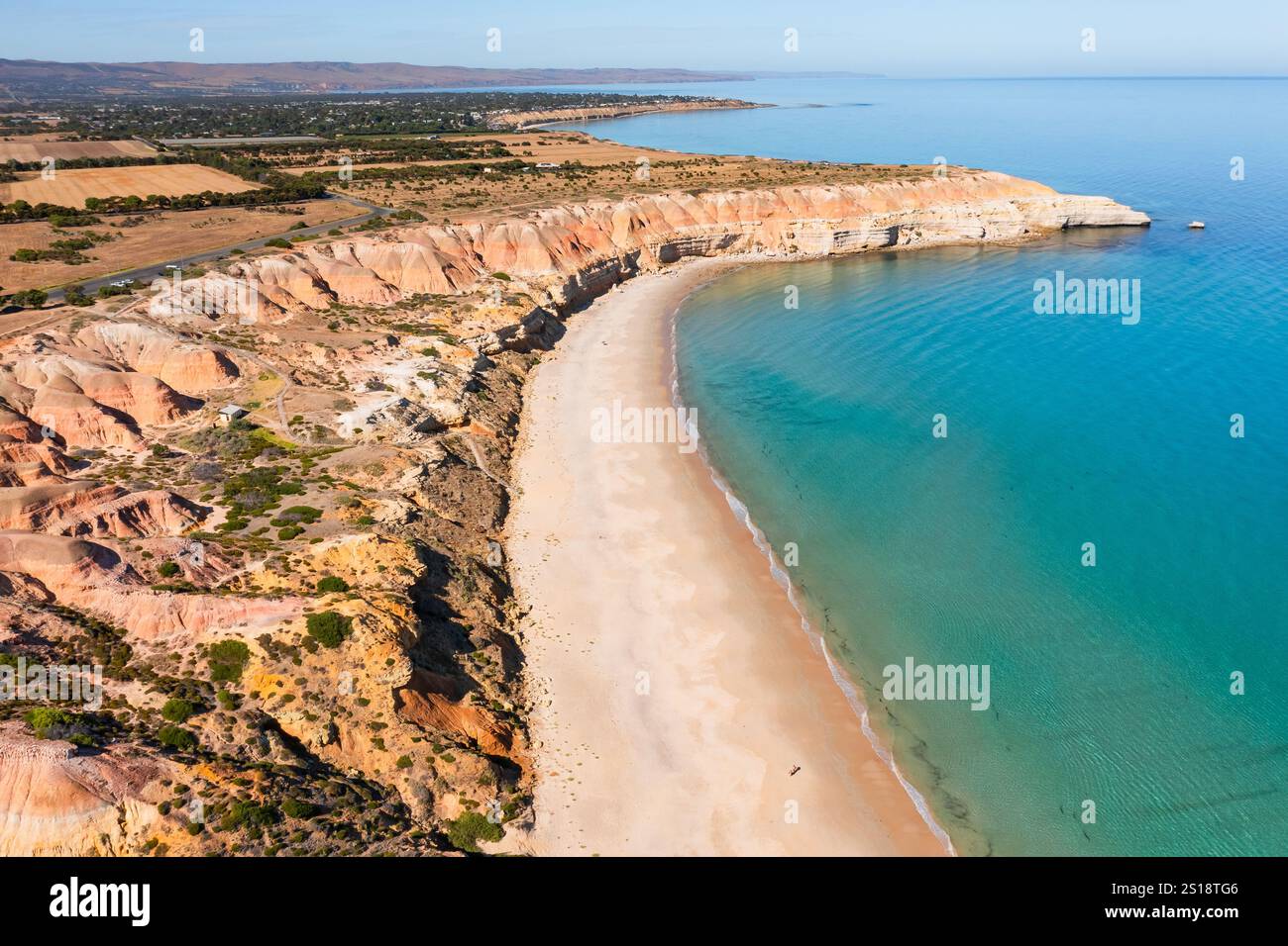 Vue aérienne des falaises érodées et de la baie calme à Maslin Beach en Australie méridionale Banque D'Images