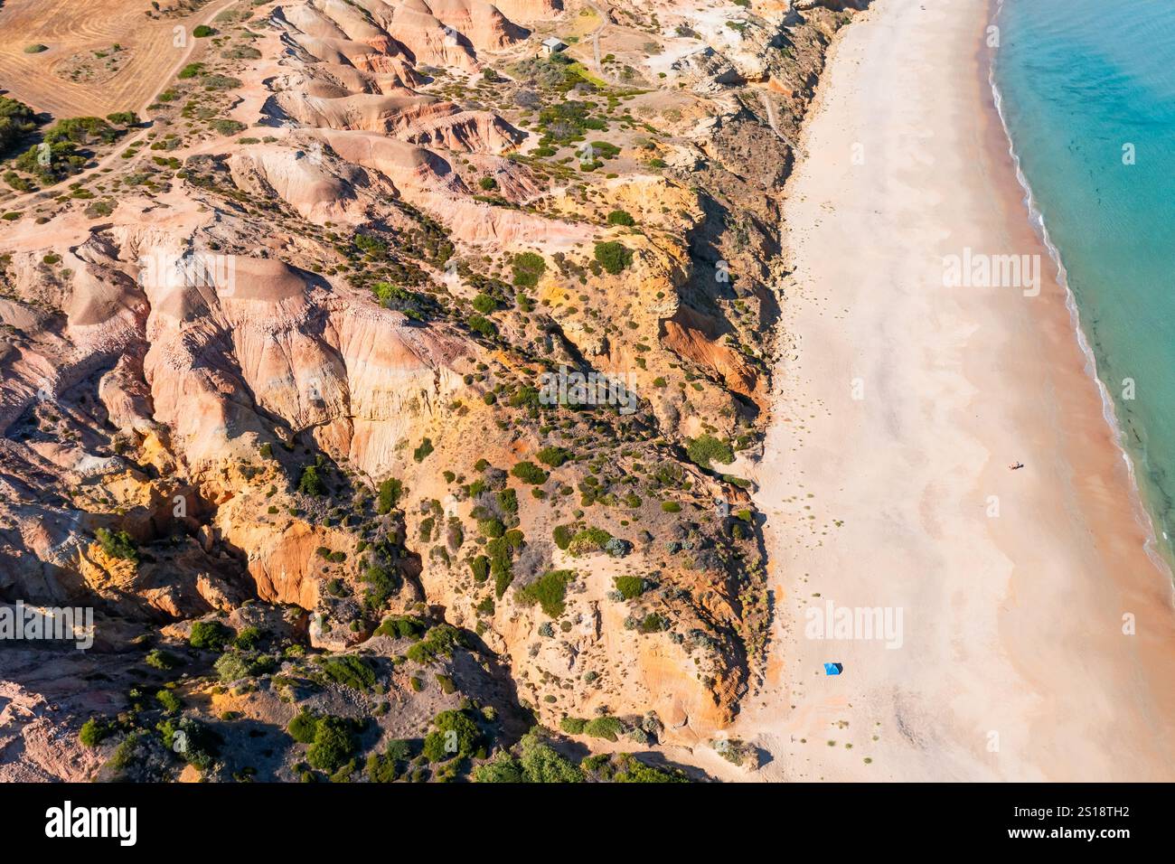 Vue aérienne des falaises érodées et de la plage de sable de Maslin Beach en Australie méridionale Banque D'Images