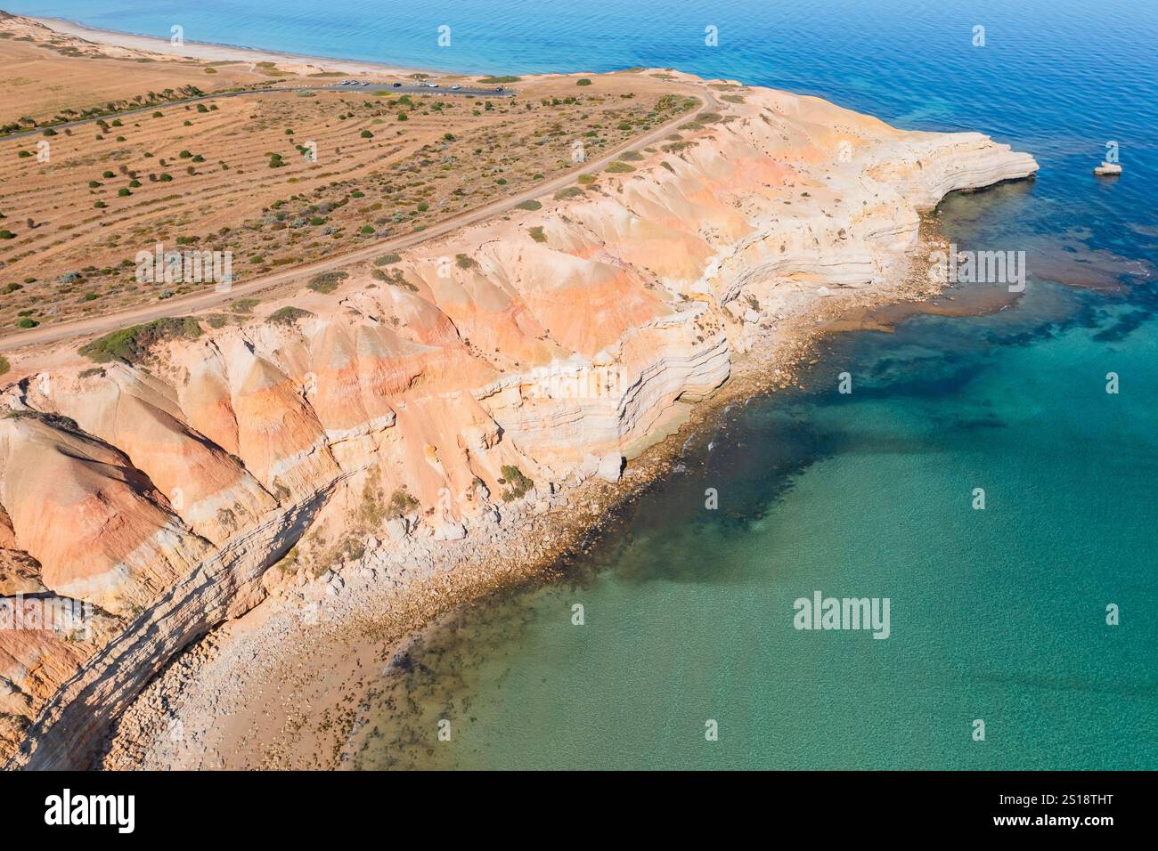 Vue aérienne des falaises érodées et de la baie calme à Maslin Beach en Australie méridionale Banque D'Images