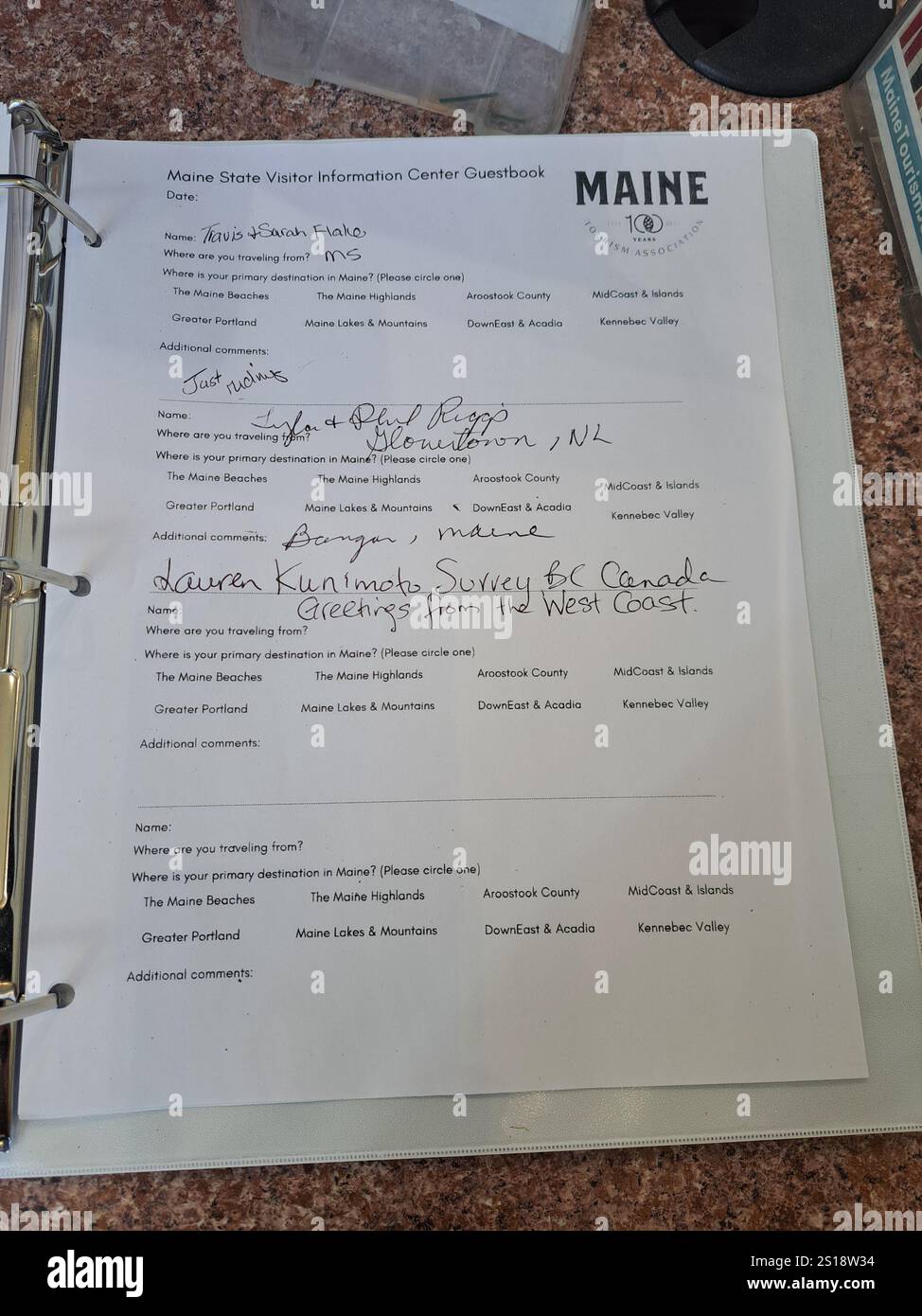 Livre d'or signature des visiteurs au Wabanaki culture Center sur Union Street dans le centre-ville de Calais, Maine, États-Unis Banque D'Images