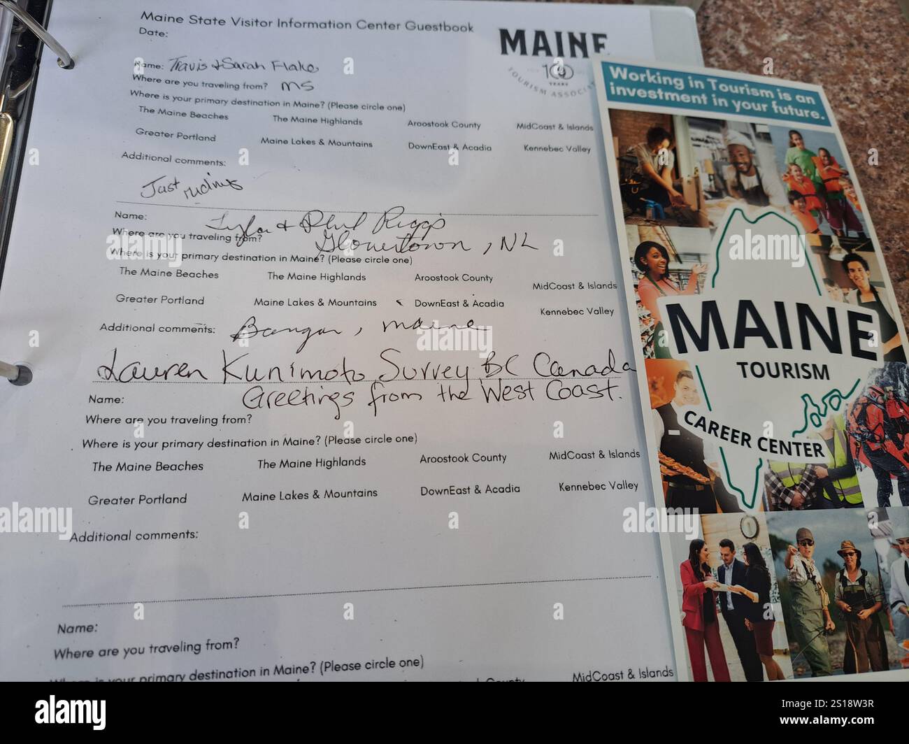 Livre d'or signature des visiteurs au Wabanaki culture Center sur Union Street dans le centre-ville de Calais, Maine, États-Unis Banque D'Images