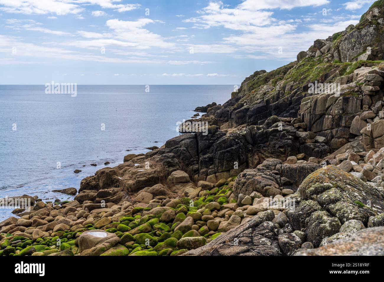 Côte de la mer celtique et falaises à Lamorna Cove Beach, Cornouailles, Angleterre, Royaume-Uni Banque D'Images