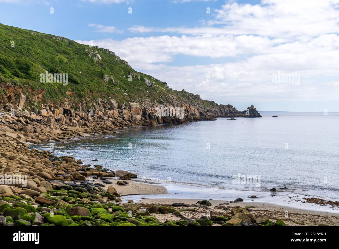 Côte de la mer celtique et falaises à Lamorna Cove Beach, Cornouailles, Angleterre, Royaume-Uni Banque D'Images