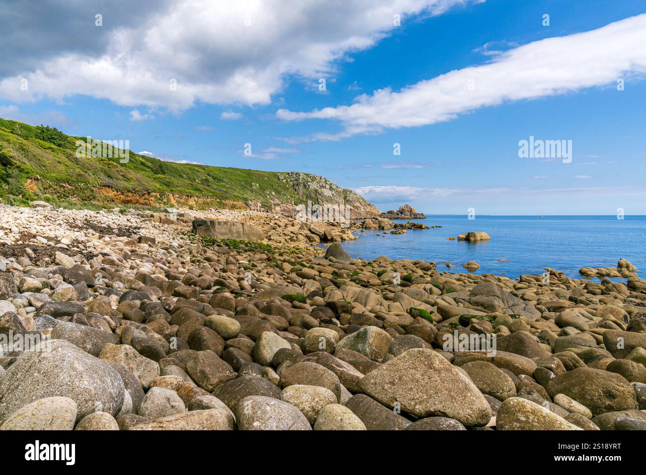 Côte de la mer celtique et falaises à St Loy's Cove, Cornouailles, Angleterre, Royaume-Uni Banque D'Images