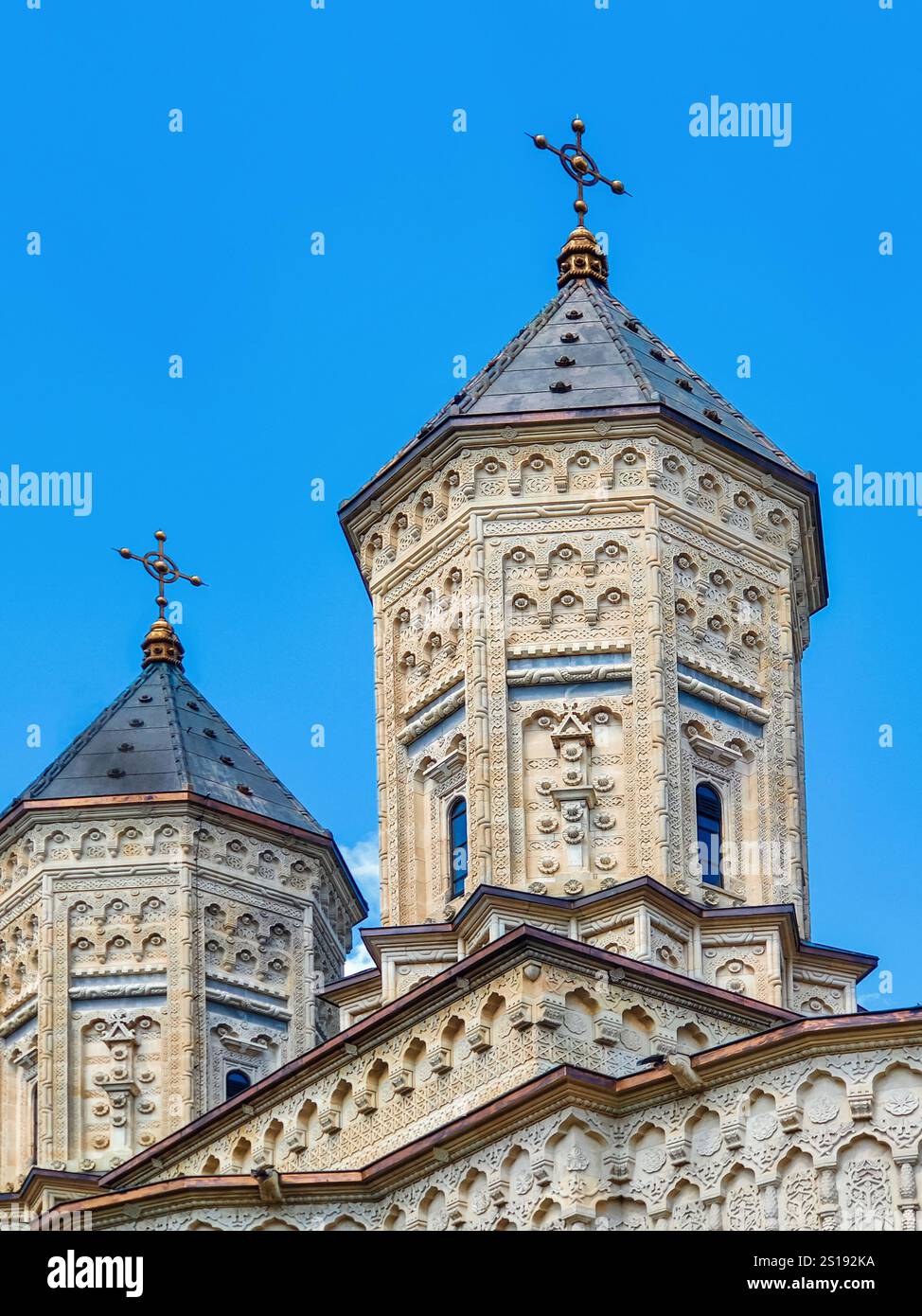 Église des trois Sainte-hiérarchie à Iasi, Roumanie. Monastère des trois hiérarchies avec détails architecturaux de sculpture sur pierre. Banque D'Images