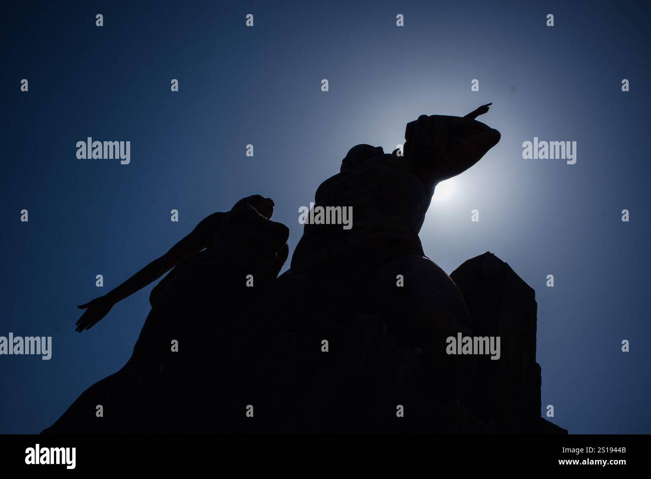 La statue de la renaissance africaine ou « monument de la renaissance africaine » par une journée ensoleillée de février à Dakar, Sénégal. Vue de dessous du Banque D'Images