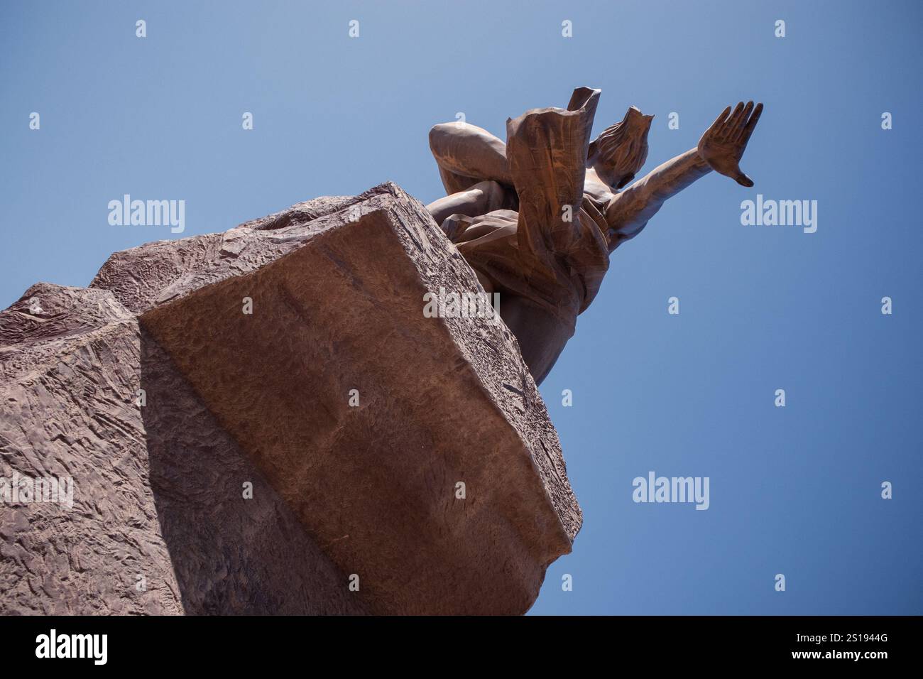 La statue de la renaissance africaine ou « monument de la renaissance africaine » par une journée ensoleillée de février à Dakar, Sénégal. Vue de dessous du Banque D'Images