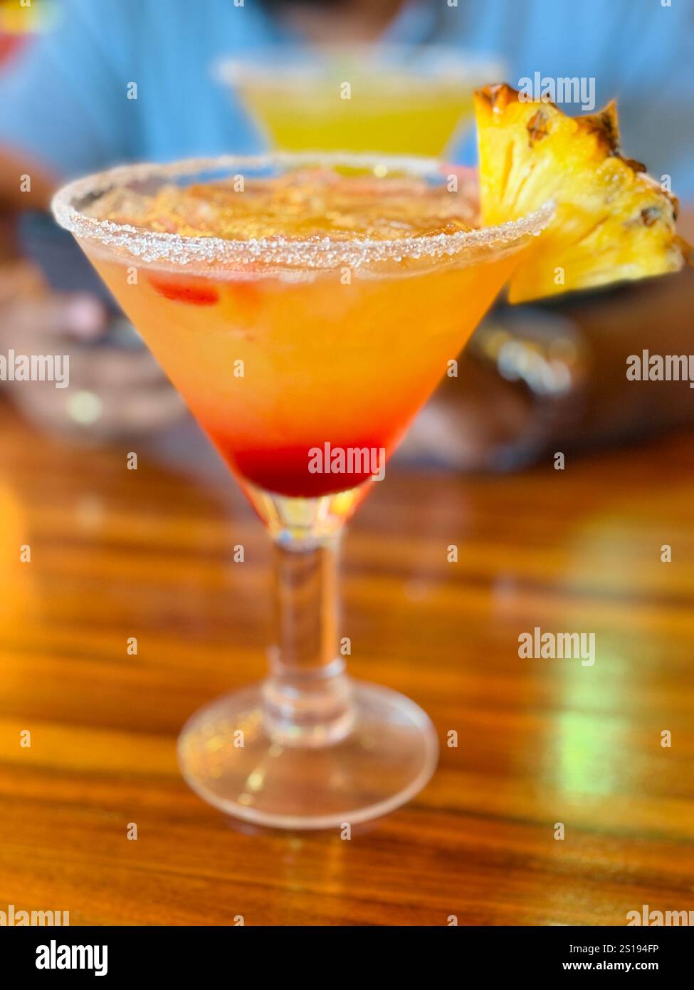 Chili’s Punch cocktail préparé avec Best Shot par l’un des meilleurs vodka, rhum, jus d’ananas, grenadine et acides frais. - Image de stock capturée avec un smartphone