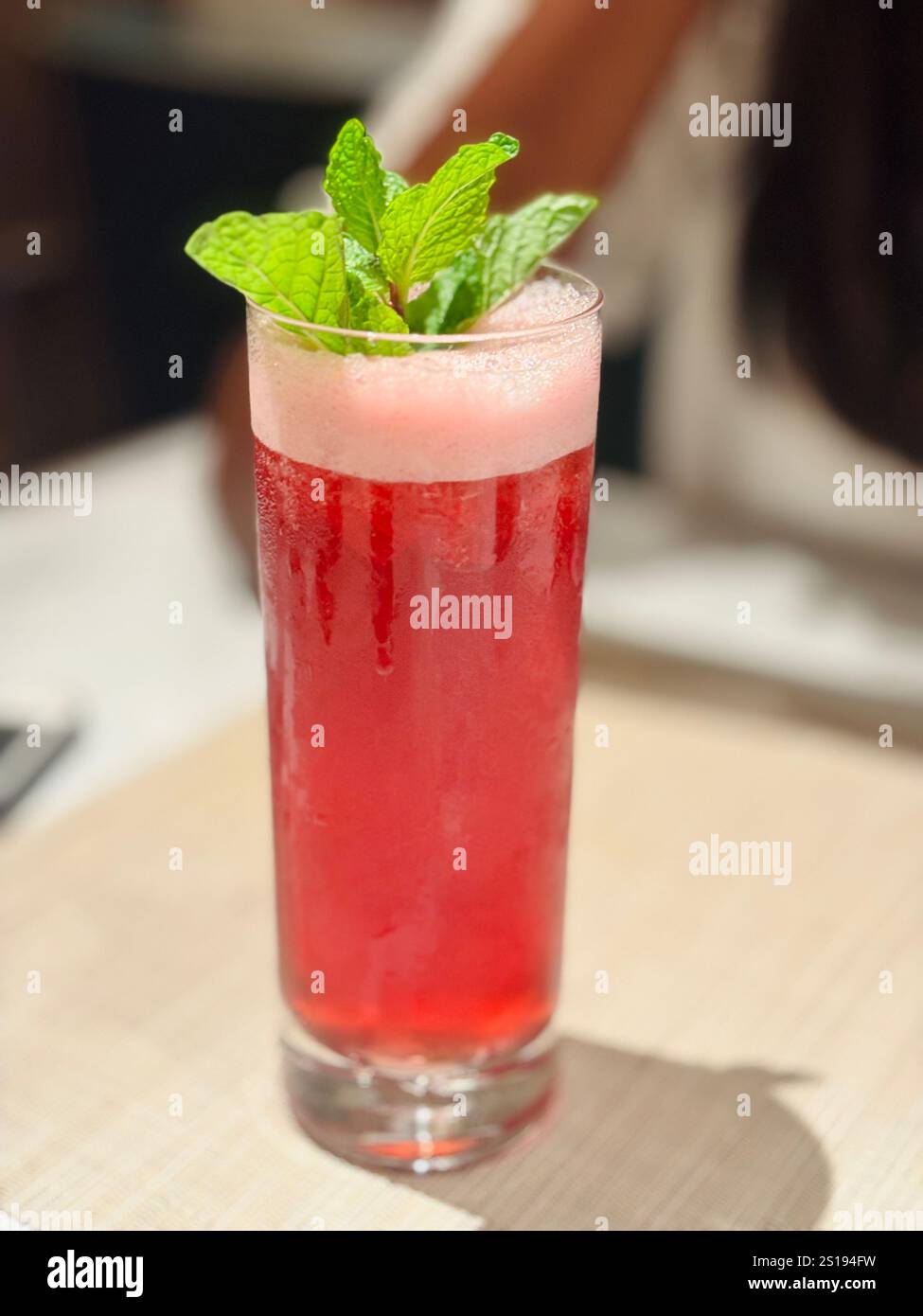 Mocktail rafraîchissant et vibrant, le mélange parfait de saveurs pour un plaisir frais et sans alcool sur la table. - Image de stock capturée avec un smartphone