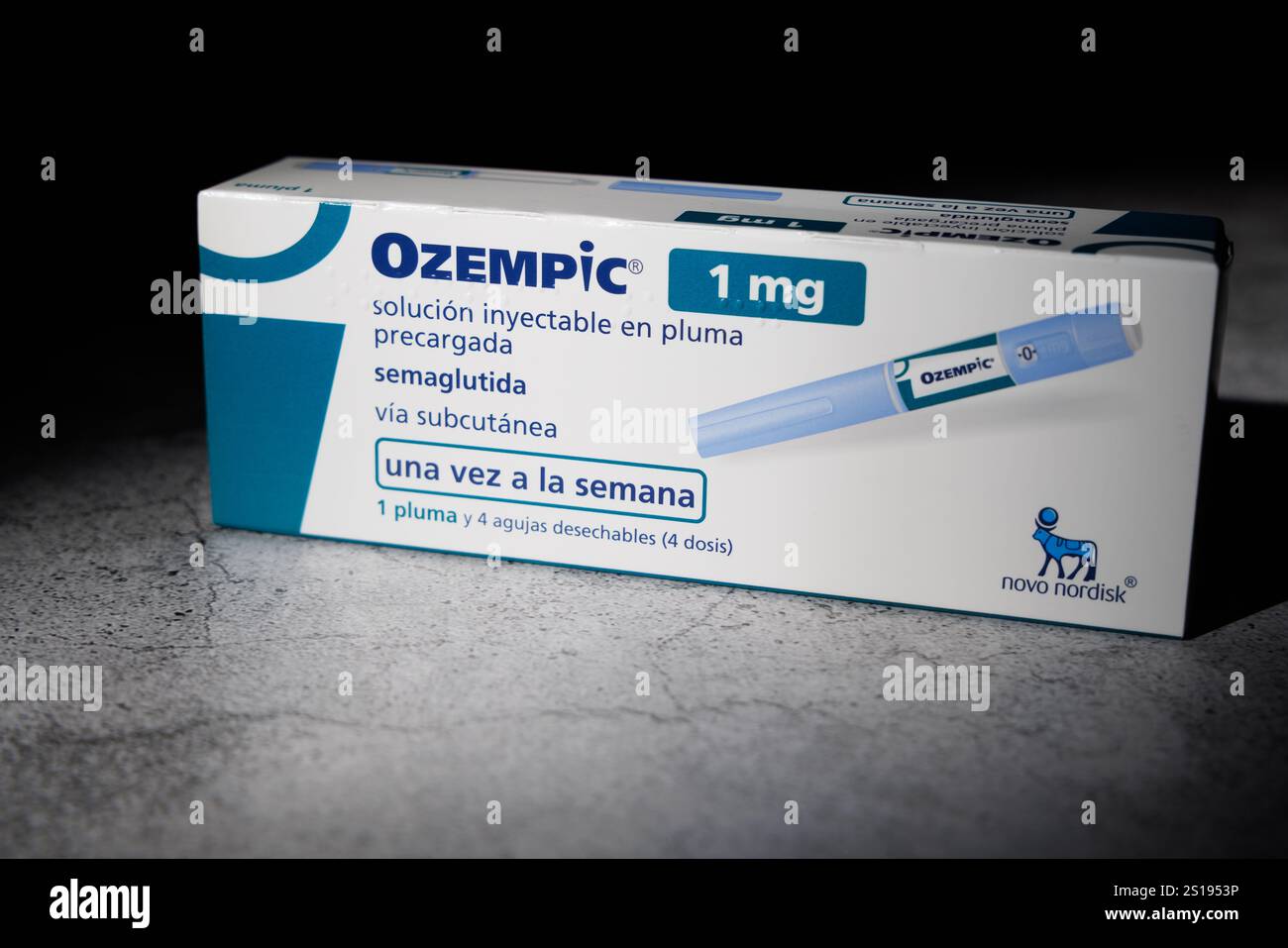 Conteneur de médicaments Ozempic pour la perte de poids sur une table en béton, mis en évidence par un ruban à mesurer bleu et un éclairage doux Banque D'Images