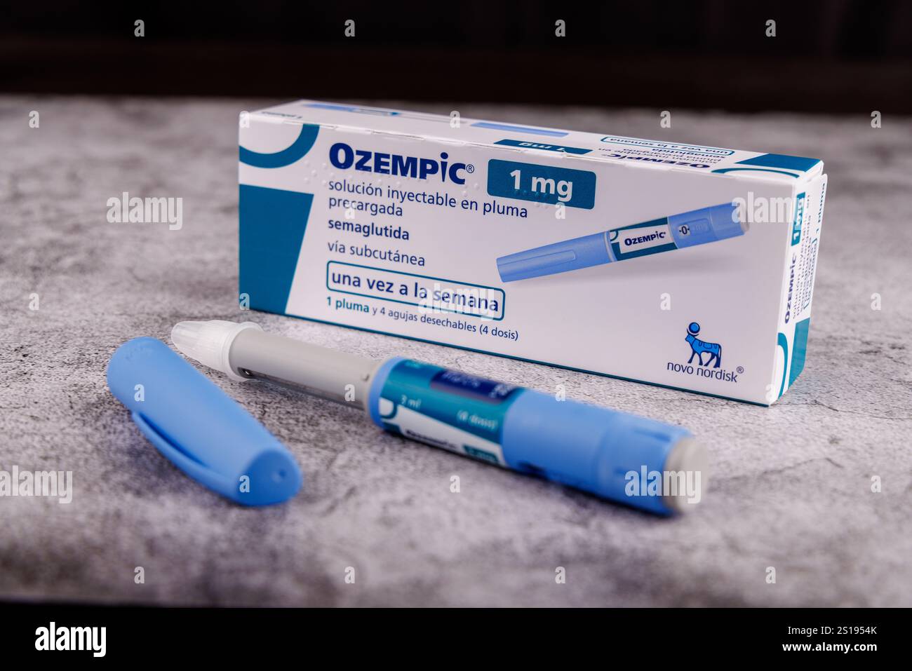 Ozempic 1 mg médicament et dispositif de dosage bleu sur table en béton avec fond noir, mettant en évidence les solutions de perte de poids Banque D'Images
