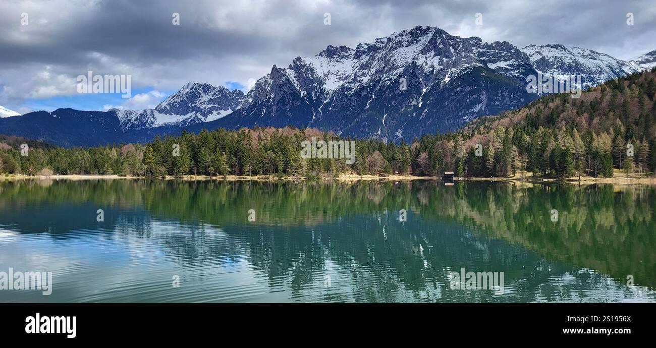 Lac de montagne serein avec des nuages spectaculaires - Image de stock capturée avec un smartphone