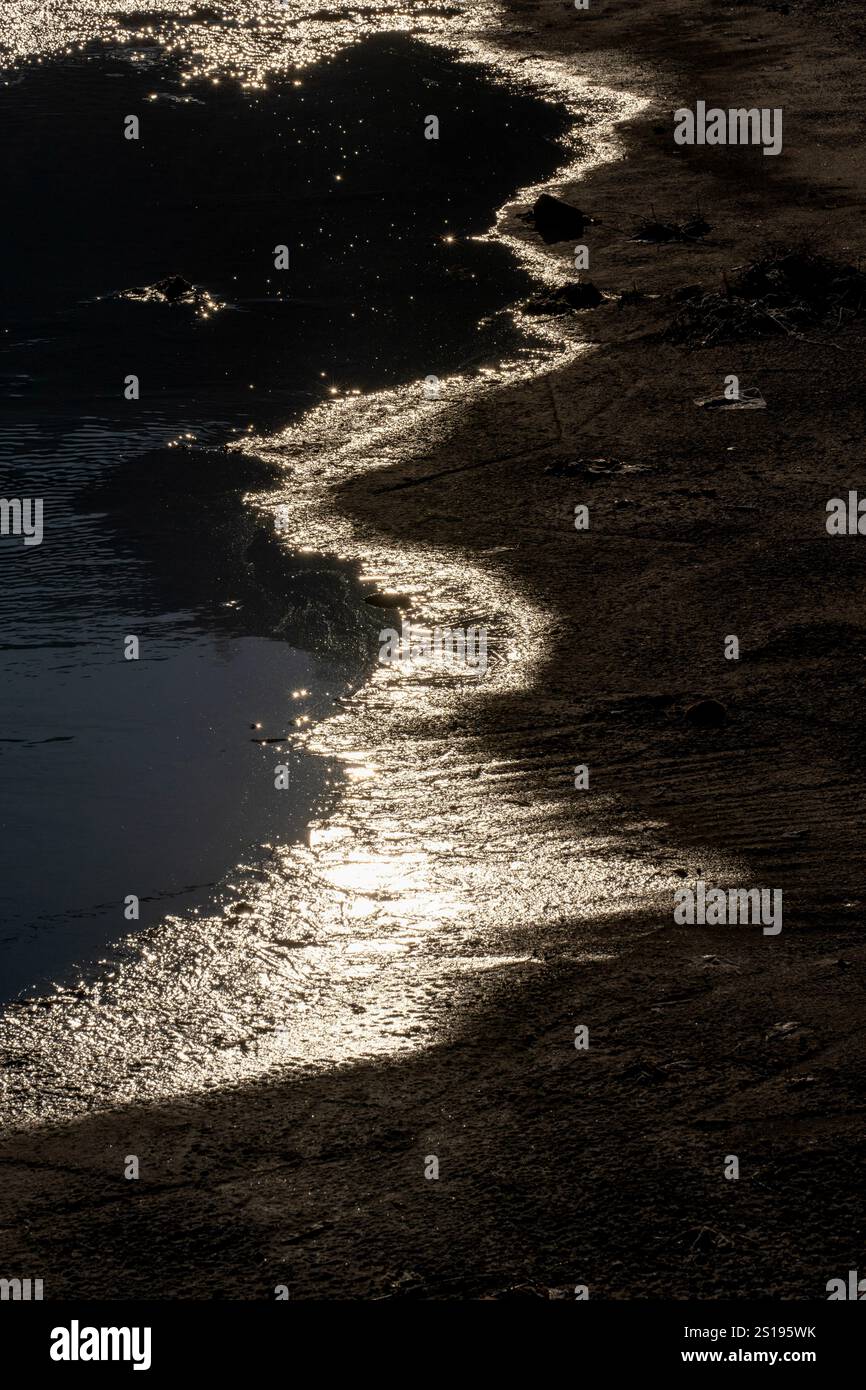 Frozen Flow : formes d'eau sur béton en janvier Banque D'Images