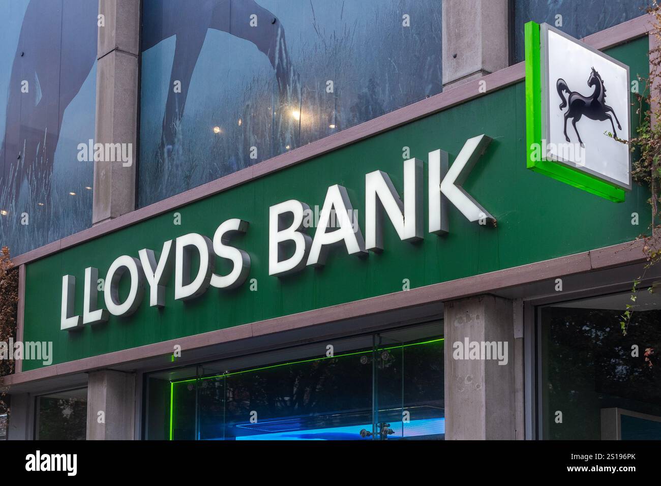 Londres, Royaume-Uni - 19 octobre 2024 - enseigne et logo de la banque Lloyds Banque D'Images