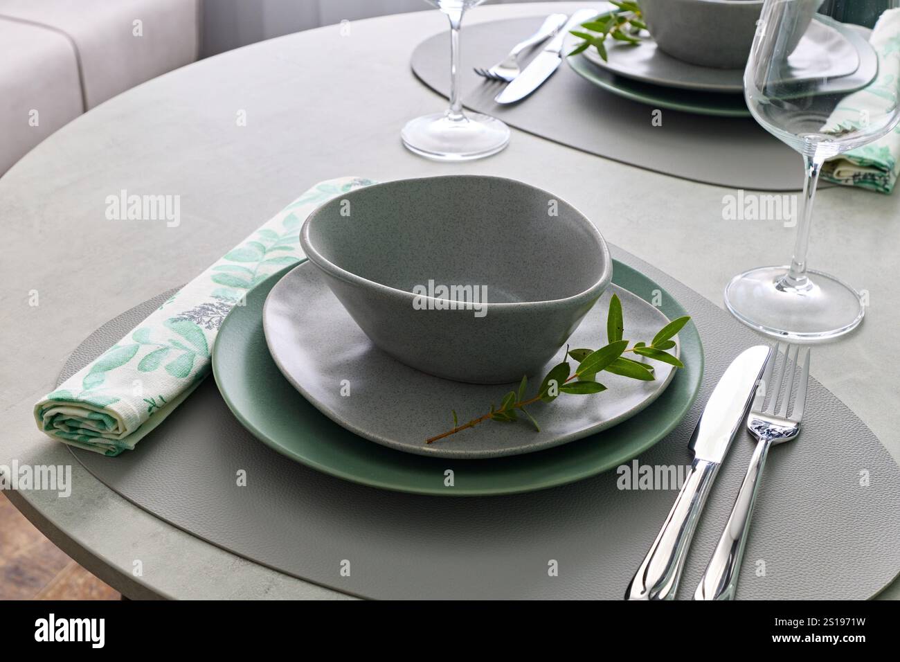 Un cadre de table élégant avec vaisselle stylée et magnifiques verres Banque D'Images