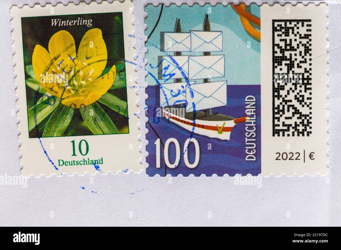 Timbres postaux allemands avec code à barres collé sur l'enveloppe Banque D'Images