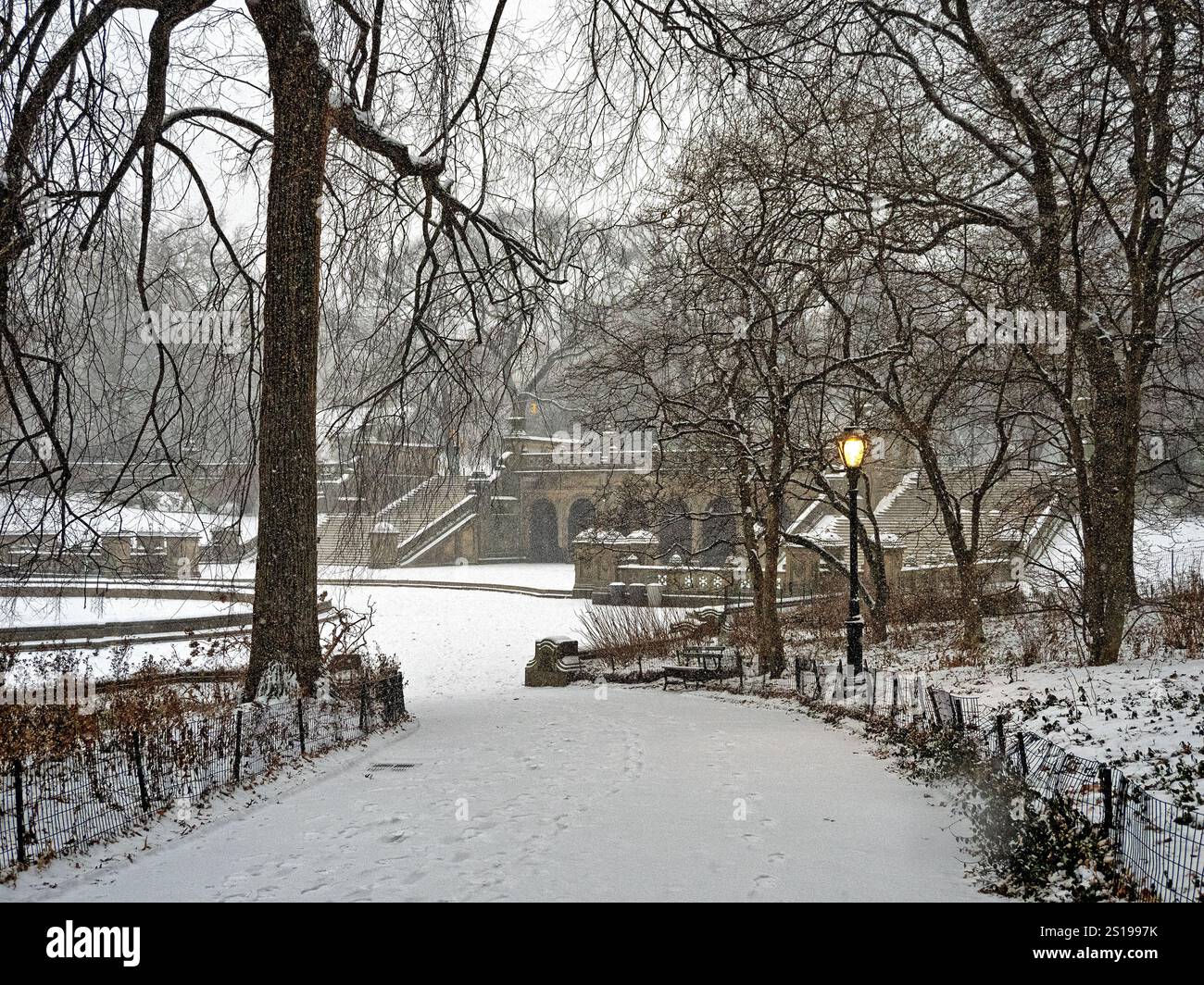 Bethesda Terrace et Fountain sont deux caractéristiques architecturales surplombant le lac dans Central Park à New York, pendant la tempête de neige Banque D'Images