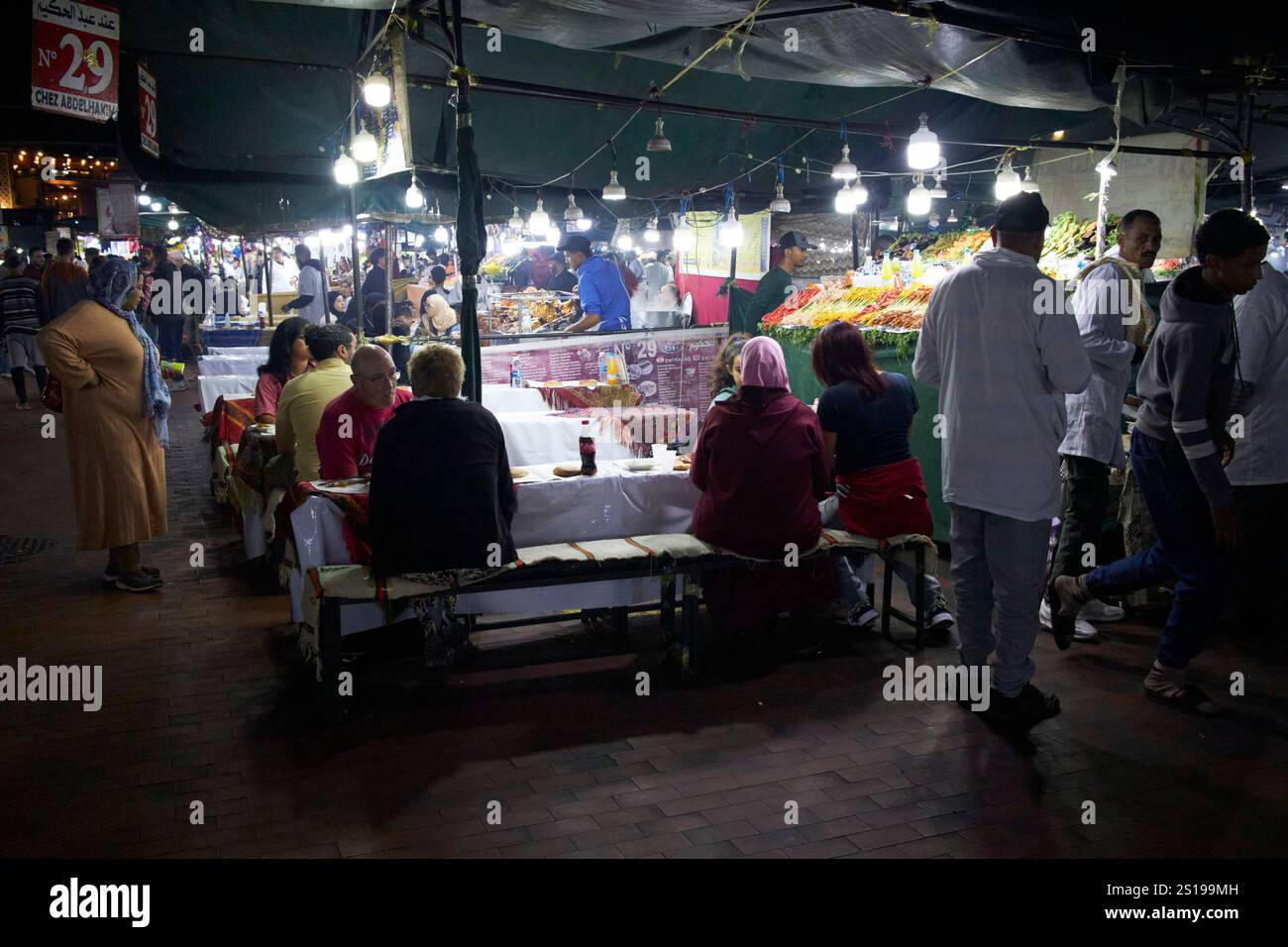 stands de café de rue la nuit sur la place jemaa el-fna marrakech, maroc Banque D'Images