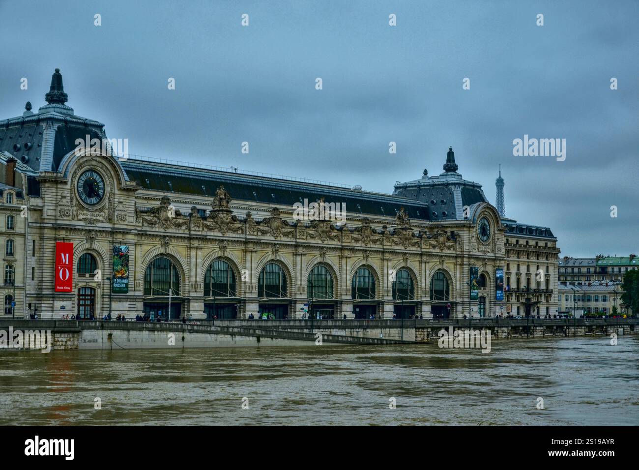 Paris, France - 2 juin 2016 : inondations à Paris. La Seine est sur le point de déborder. Focus sur le Musée d'Orsay. Banque D'Images Paris, France - 2 juin 2016 : inondations à Paris. La Seine est sur le point de déborder. Focus sur le Musée d'Orsay. Banque D'Images