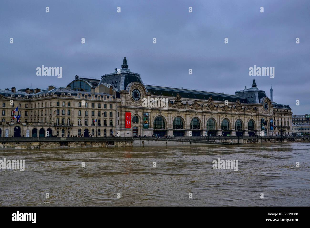 Paris, France - 2 juin 2016 : inondations à Paris. La Seine est sur le point de déborder. Focus sur le Musée d'Orsay. Banque D'Images Paris, France - 2 juin 2016 : inondations à Paris. La Seine est sur le point de déborder. Focus sur le Musée d'Orsay. Banque D'Images