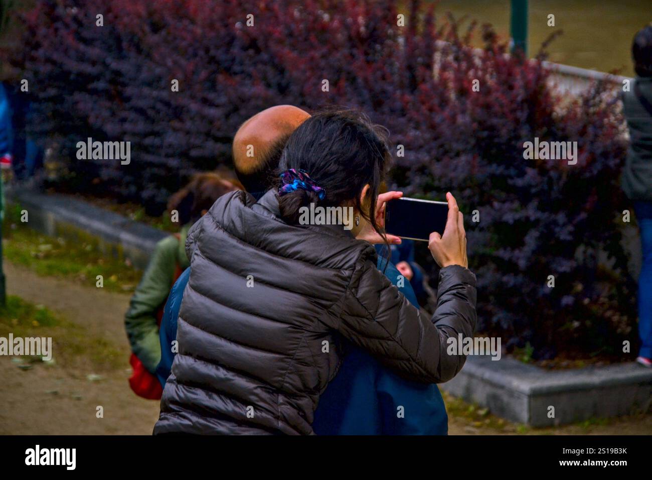 Paris, France - 2 juin 2016 : inondations à Paris. La Seine est sur le point de déborder. Concentrez-vous sur les personnes qui filment l'événement. Banque D'Images Paris, France - 2 juin 2016 : inondations à Paris. La Seine est sur le point de déborder. Concentrez-vous sur les personnes qui filment l'événement. Banque D'Images