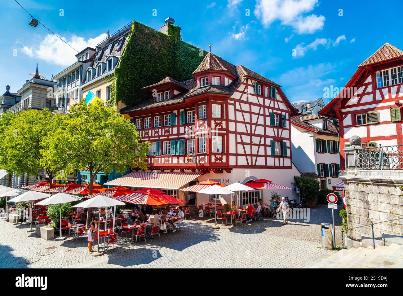 Extérieur du restaurant Zur Hofstube dans une maison traditionnelle suisse à colombages, Lucerne, Suisse Banque D'Images