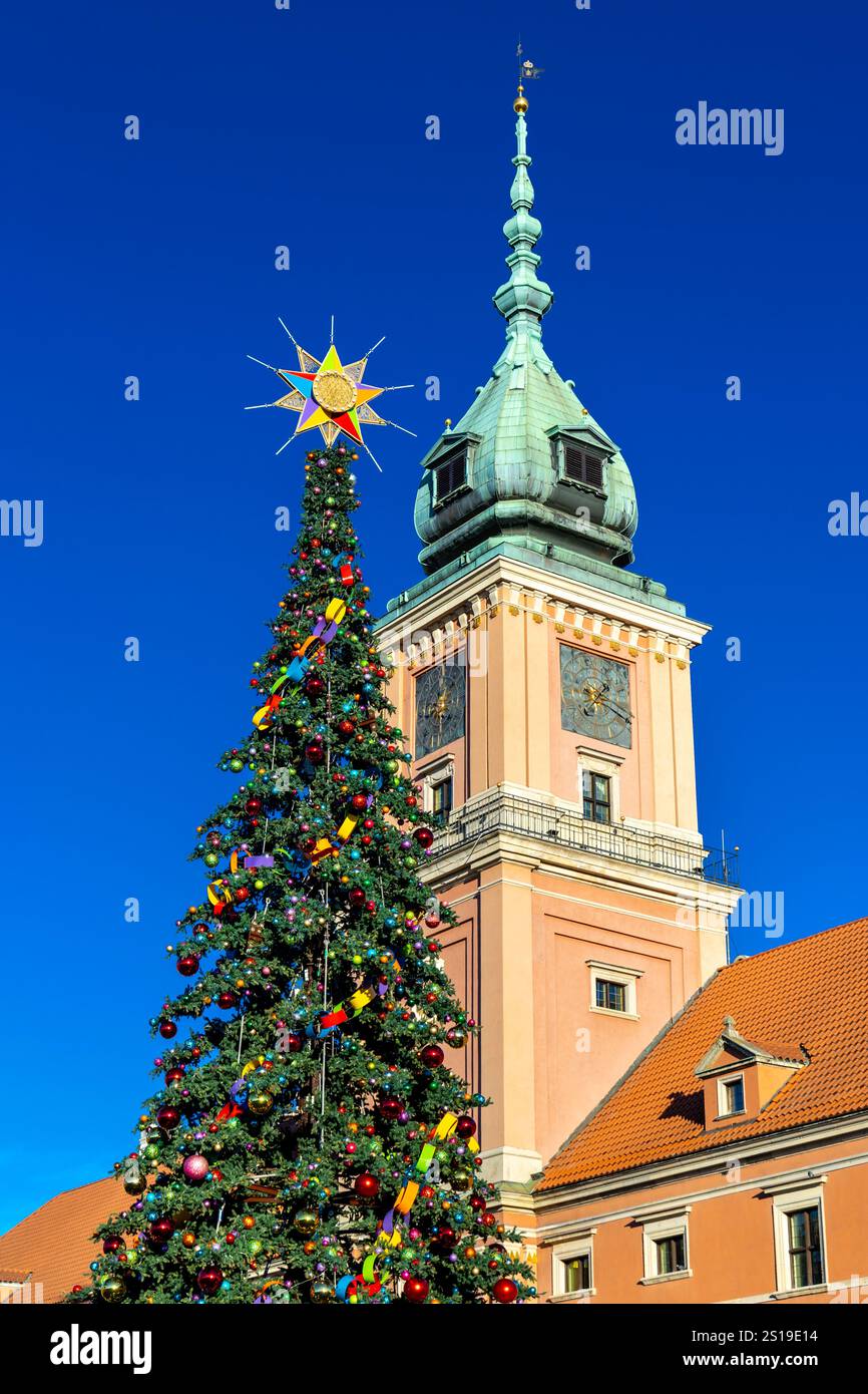 Arbre de Noël et tour de l'horloge du château royal dans la vieille ville (Stare Miasto), Varsovie, Pologne Banque D'Images
