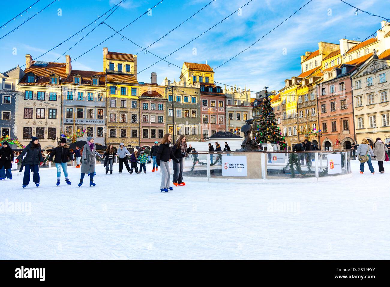Patinoire sur la place de la vieille ville de Varsovie, Pologne Banque D'Images