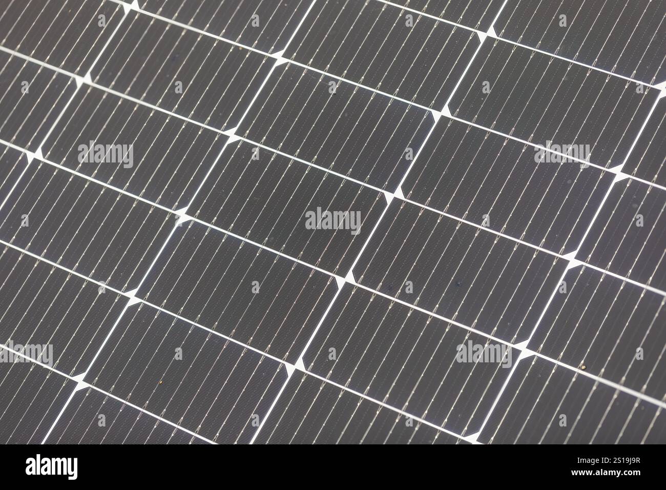 Panneaux solaires noirs sous la pluie - énergie renouvelable et durabilité par temps humide Banque D'Images