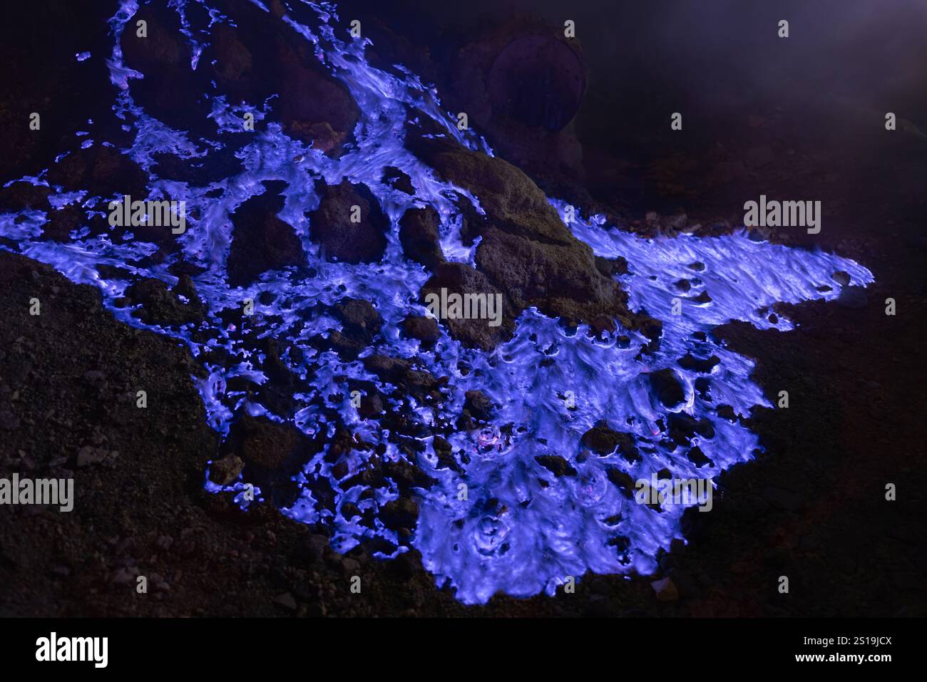 Flammes bleues de soufre dans le volcan Kawah Ijen. Java oriental, Indonésie Banque D'Images